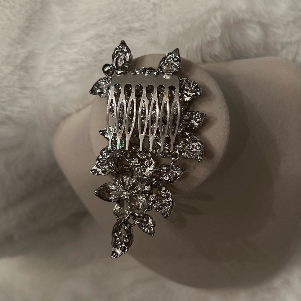Elegant Silver Floral Hair Comb - Picture 2 of 2